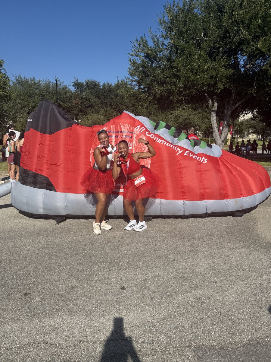 WLMS_AVID's tweet photo. @NickersonCierra and I conquered the UH 5K this morning. 🤘🏾 https://t.co/S9bvZ32Hpc
