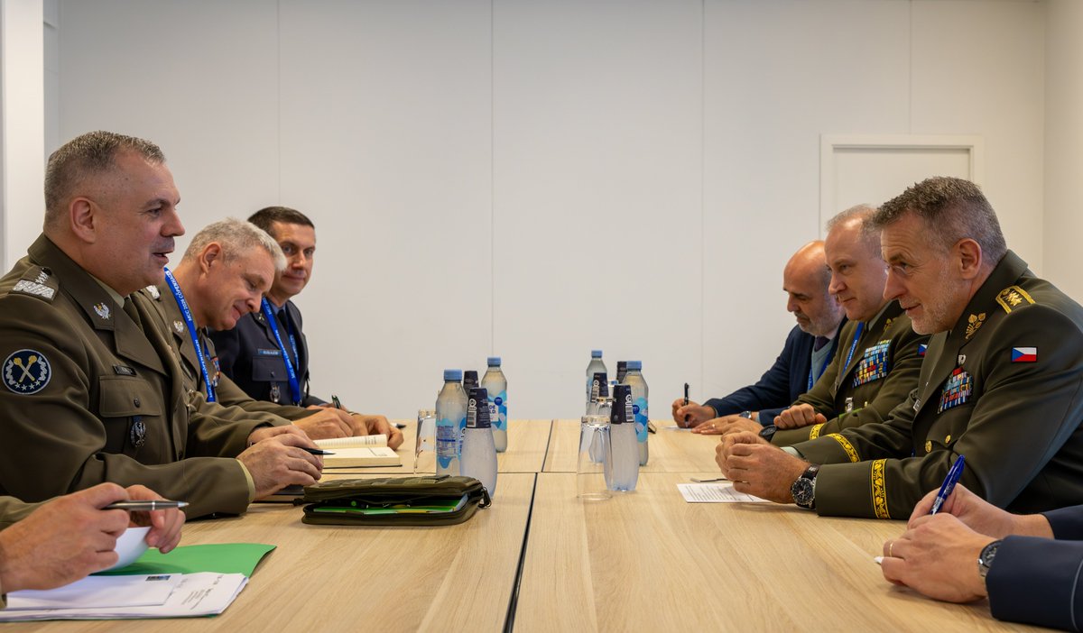 NGS_ACR's tweet photo. Děkuji předsedovi Vojenského výboru NATO admirálu Giuseppemu Cavo Dragonemu (@CMC_NATO) za vřelé přivítání mezi kolegy. Českou republiku budu aktivně zastupovat a těším se na spolupráci s našimi spojenci.

Na jednání výboru jsme řešili současné hybridní hrozby, posílení odstrašení a obrany východního křídla NATO i co nejrychlejší promítnutí závěrů letošního summitu v Ankaře do reálných vojenských schopností. V Kodani jsem se samostatně setkal také s polským náčelníkem generálního štábu generálem @wieslawkukula.

V dalším příspěvku se podrobněji vrátím k závěrům jednání i k úkolům, které z nich plynou pro Českou republiku.
#WeAreNATO