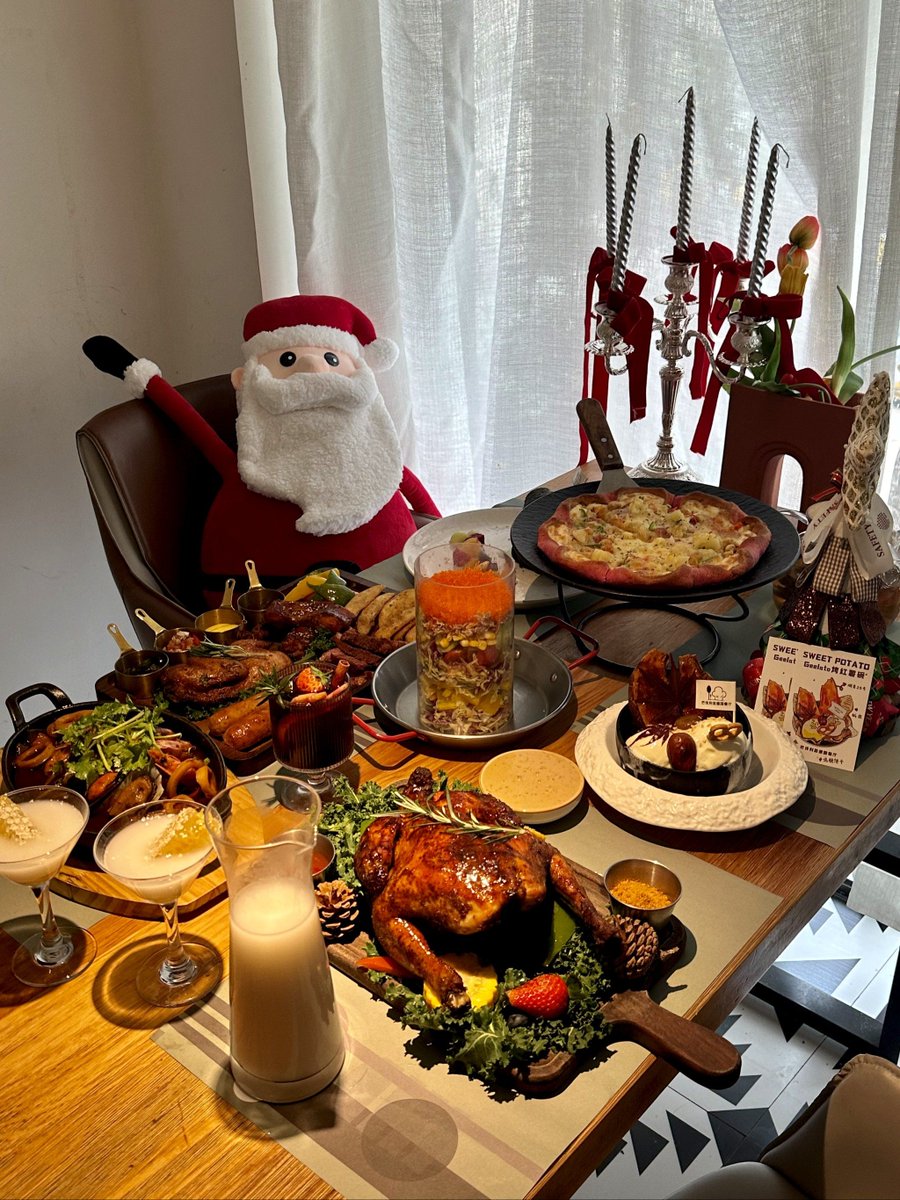 caitd161894's tweet photo. Christmas feast alert! Roast turkey with cranberry sauce, buttered roasted veggies, and spiced apple pie – perfect for cozy holiday dinners with loved ones!  #HolidayEats https://t.co/YLduL9fdAg