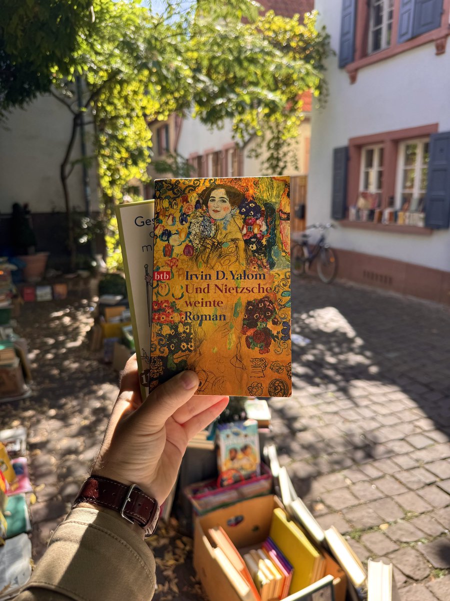 gezenhikayeci's tweet photo. Hayat, en sevdiğim sahaf hâlâ açıkken, listemdeki bir kitaba denk gelmişken ve sıcak bir eylül günü meydandaki kafede bir fincan espresso içebiliyorken, çok güzel. https://t.co/rWpLejYWFs