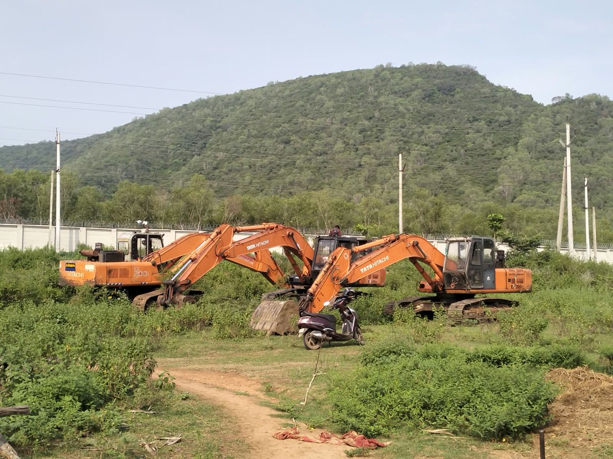 SureshJ5986's tweet photo. जनसेना सोशल मीडिया कार्यकर्ताओं एवं इन्फ्लुएंसर्स से विनम्र अपील 🙏
कृपया गोऱपुड़ी गांव के किसानों की चिंता को सरकार के ध्यान में लाने में हमारी मदद करें।
किसानों का कहना है कि गोऱपुड़ी गांव में APIIC की दीवार निर्माण के लिए JCB-200 मशीनें तैनात की गई हैं, जबकि प्रभा��ित किसानों को मिलने वाला कानूनी मुआवज़ा और R&R लाभ अभी तक पूरी तरह सुनिश्चित नहीं हुए हैं।
हम विकास के विरोधी नहीं हैं। लेकिन किसानों की जमीन लेने से पहले उनका कानूनी मुआवज़ा, R&R लाभ और आजीविका की सुरक्षा सुनिश्चित की जानी चाहिए।
अगर विकास के लिए किसान की जमीन ली जाती है, तो किसान के भविष्य की सुरक्षा भी सुनिश्चित होनी चाहिए।
जनसेना के सोशल मीडिया समुदाय से विनम्र अनुरोध है कि इस मुद्दे को सं��ंधित अधिकारियों तक पहुंचाने में हमारी सहायता करें और गोऱपुड़ी किसानों की आवाज़ को सरकार तक पहुंचाएं। 🙏

@PawanKalyan @JanaSenaParty @JSPShatagniTeam @NagaBabuOffl @ITWingJSP