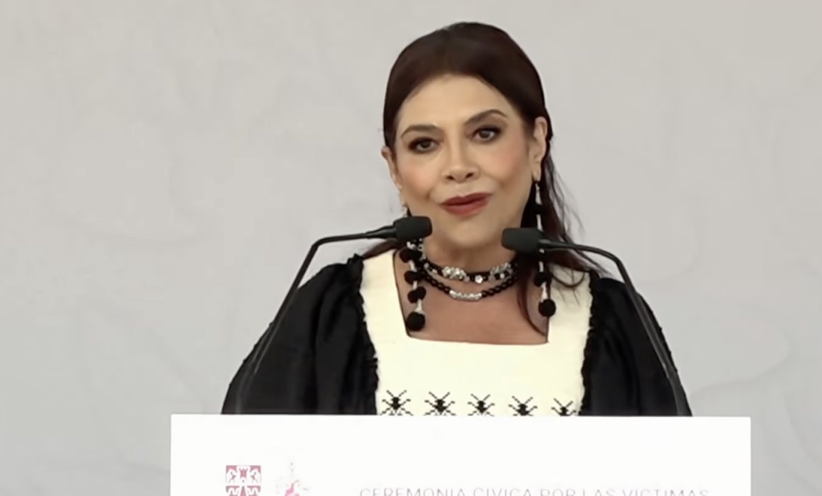QuadratinMexico's tweet photo. La reconstrucción de #CDMX termina hasta que la última familia regrese a casa, afirmó la Jefa de Gobierno, @ClaraBrugadaM al encabezar la ceremonia conmemorativa por el 41 aniversario del sismo de 1985 y el noveno del de 2017 https://t.co/vu5iQzlxzm https://t.co/4Y78hdv0Qb