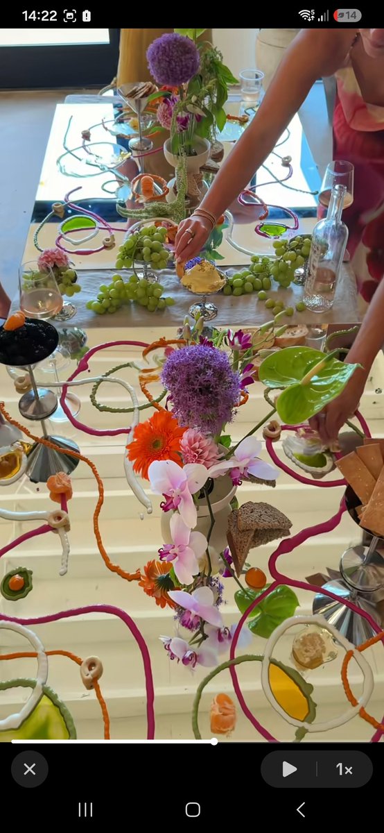 alomendieta's tweet photo. Esta tendencia falopa nueva del food art se invento solamente para enmascarar la miseria. Dos mesas donde al final solo hay medio pan y dos mandarinas repartidas en gajos https://t.co/NSmye4IAYE