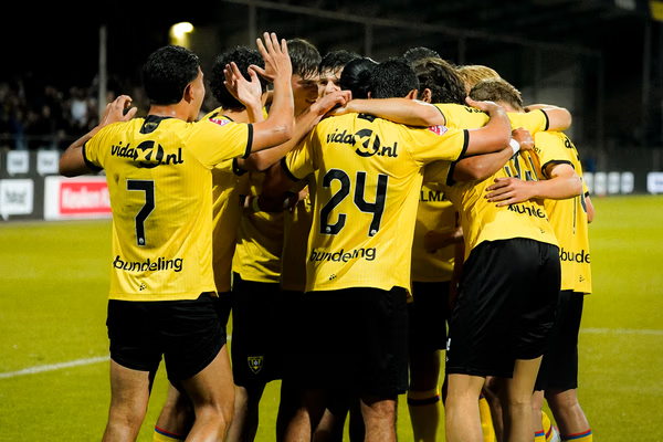 oranjefussball's tweet photo. Die Metamorphose der Limburger trägt Früchte: Vom grauen Mittelfeld direkt rein in die Spitzengruppe! 

Die entscheidende Frage für die Fans: Schafft Venlo unter #Dijkhuizen dieses Jahr den direkten Sprung zurück in die #Eredivisie?

#VVVVenlo

(3/3) https://t.co/p499xNc1vT