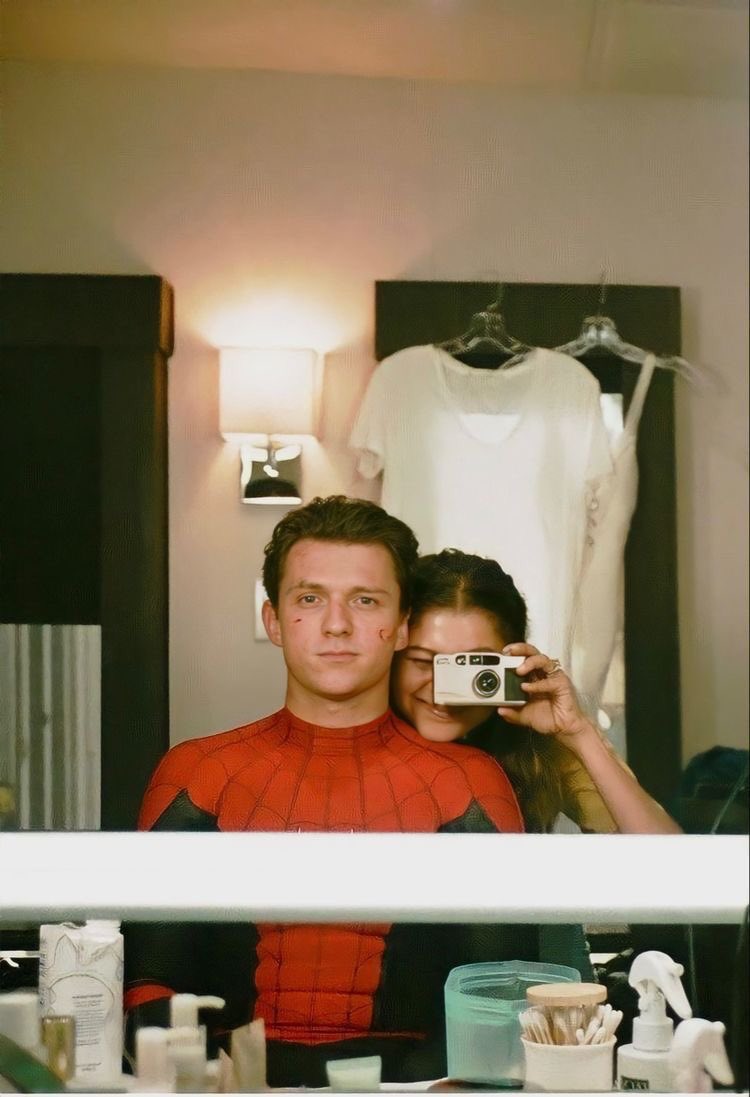 fehspiderboy's tweet photo. A unica foto deles que vai superar essa aqui vai ser quando postarem a do casamento https://t.co/KfNj5vlziK