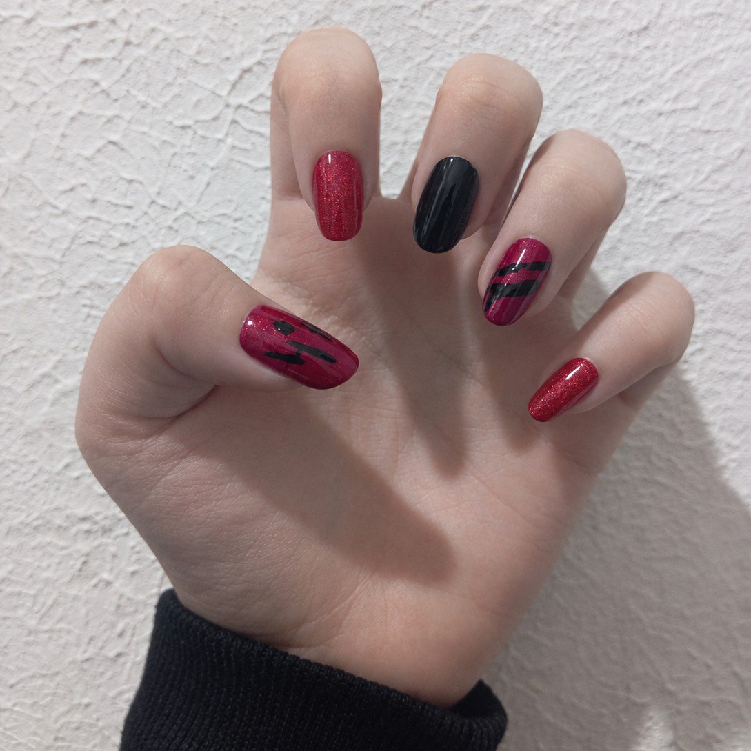 EvaPlaki's tweet photo. 🖤 My friend @Pig4554 did these nails for me ❤️
#Manicure https://t.co/8643N2kZdl