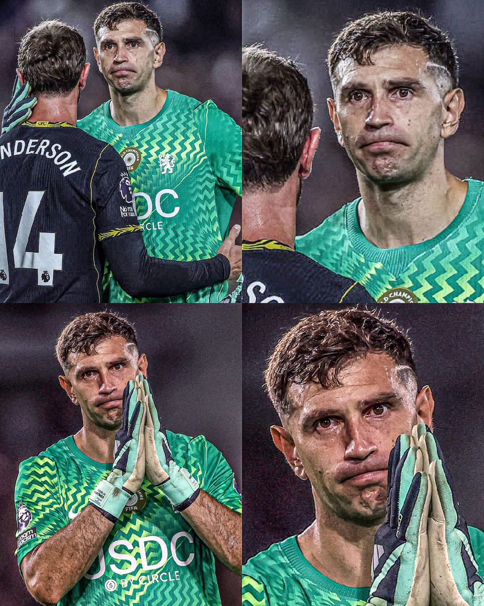 MotivacionesF's tweet photo. ¡PFFFF, CUANTA CRUELDAD!

Imagínate llegar al Chelsea después de haber perdido la Copa del Mundo y el fútbol te trate así.

El Dibu Martínez fichó por el Chelsea a falta de 2 días del cierre de mercado. No tuvo pretemporada, apenas tuvo pocos entrenamientos con sus nuevos compañeros, en su debut aunque ganó, recibió 3 goles.

El arquero argentino solamente tiene 1 victoria en 4 partidos disputados como jugador del Chelsea. Y suma 2 derrotas. Ha recibido 10 goles en 4 partidos. No ha dejado su arco en 0 desde su llegada al club blue. Se marchó del Aston Villa donde fue campeón de Europa League, iba a jugar Champions League, y ahora en el Chelsea solo está jugando en la Premier League. Todos sabemos de su capacidad, pero las cosas no le están saliendo bien. 

CUANTO DUELE VER ASÍ AL DIBU.