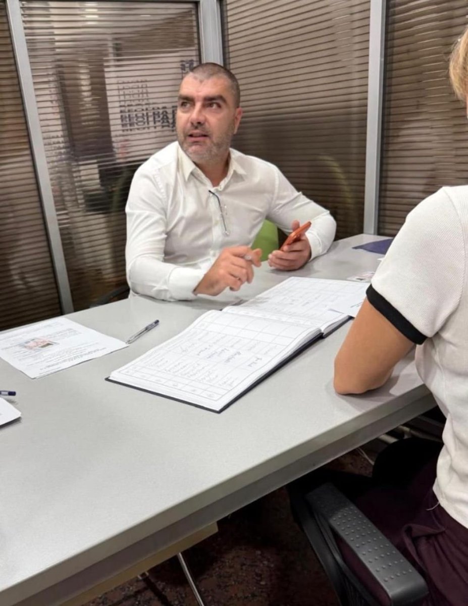 lukalicno's tweet photo. Ako načelnik jedne uprave unutar Ministarstva unutrašnjih poslova (MUP) Republike Srbije javno daje potpis podrške političkoj stranci (npr. prilikom prikupljanja potpisa za izbornu listu ili osnivanje stranke) i pritom se javno fotografiše, to predstavlja direktno kršenje zakona i principa depolitizacije policije.

Zakon o političkim strankama: Prema članu 21. ovog zakona, pripadnici policije ne mogu biti članovi političkih stranaka. Davanje javnog potpisa i slikanje šalje nedvosmislenu poruku o stranačkoj svrstanosti, što obesmišljava ovu zakonsku zabranu.

Zakon o policiji (načelo depolitizacije): Član 1.2.5 Zakona o policiji izričito propisuje da se obavljanje policijskih poslova zasniva na načelu depolitizacije. Rukovodeći kadar (pogotovo načelnik uprave) ima obavezu da svojim ponašanjem u javnosti održava status stroge političke neutralnosti.

Kodeks policijske etike: Javnim slikanjem i promovisanjem političke opcije urušava se ugled MUP-a i poverenje građana u nepristrasnost policije.

Budući da je reč o visokopozicioniranom službeniku (načelniku UKP), ovakav akt aktivnog političkog izjašnjavanja definiše se kao teža povreda službene dužnosti.

Pokretanje disciplinskog postupka Mora rezultirati suspendovanjem, smenom sa načelničke pozicije, pa sve do prestanka radnog odnosa u MUP-u. Uloga Sektora unutrašnje kontrole (SUK): SUK je organ unutar MUP-a zadužen za istragu nezakonitog ponašanja policijskih službenika. Svaki građanin ili organizacija može SUK-u podneti prijavu sa dokazom (fotografijom ili video-snimkom).