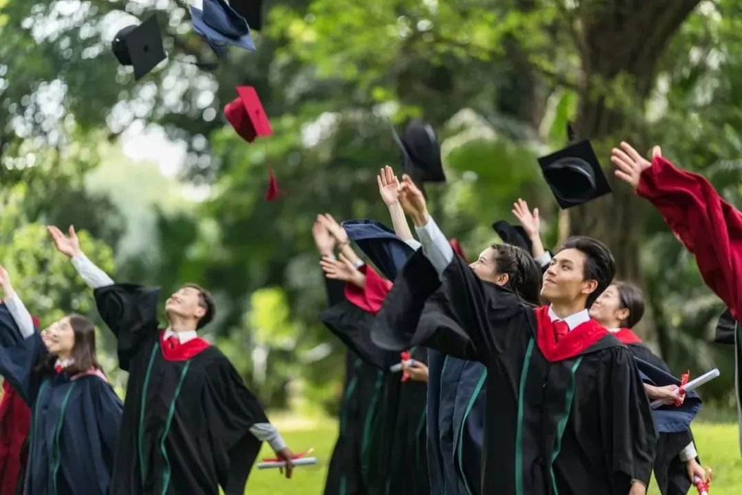 EttoreSimonelli's tweet photo. As the tassel turns, so do the pages—hello to new starts, goodbye to this vibrant campus chapter. https://t.co/1tWuF8bZIt
