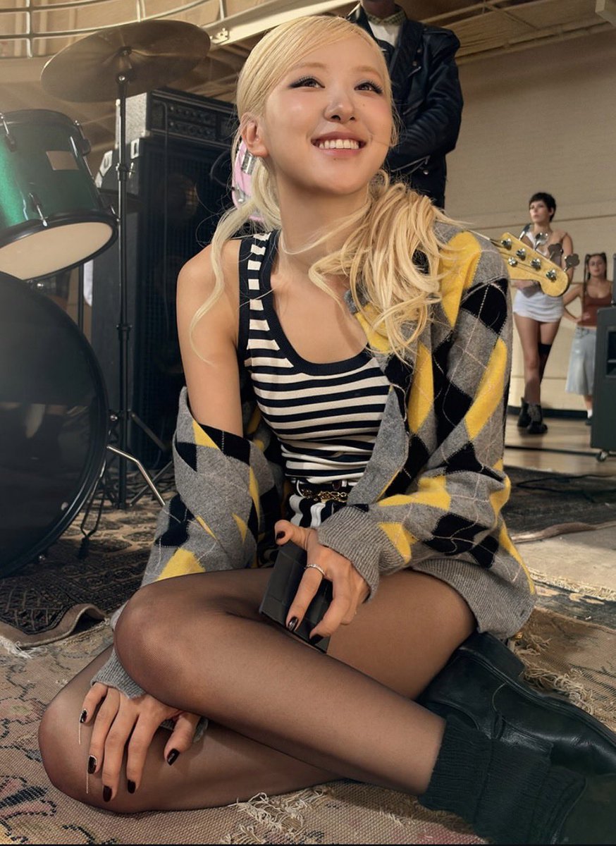 rosiexorosita's tweet photo. apple subiendo más fotos de este estilo que rosé😭 https://t.co/X6ox9WF8xP