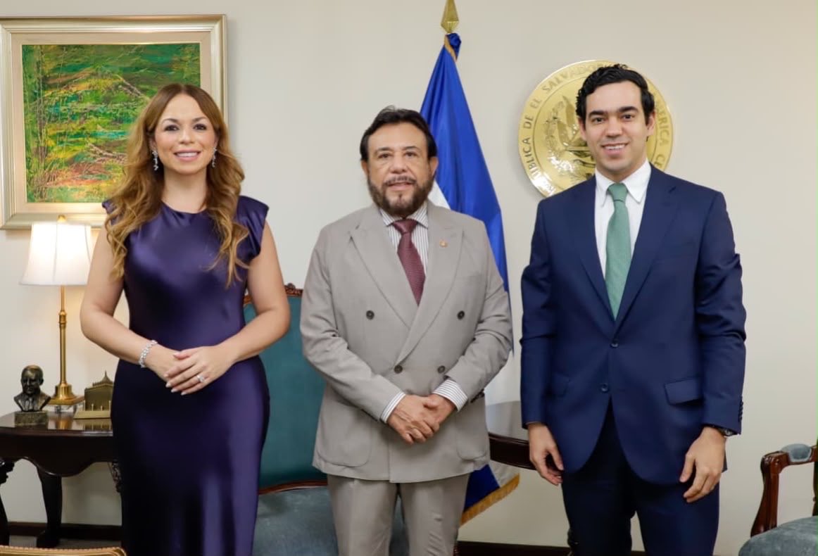 VCpresidenciaSV's tweet photo. El Vicepresidente de la República, Sr. Félix Ulloa hijo (@fulloa51), sostuvo una reunión con el CEO de Dapper, Sr. Luis Alberto Rodríguez (@RodLuisAlberto), quien presentó el trabajo que realiza en el país para el fortalecimiento de la administración pública y la educación superior, mediante el análisis de datos y la implementación de inteligencia artificial para atraer inversión a este sector. 🇸🇻

Durante el encuentro, el Vicepresidente Ulloa reiteró que El Salvador atraviesa una nueva etapa de su historia, marcada por la recuperación de la seguridad y la construcción de nuevas oportunidades para la población. Bajo el liderazgo del Presidente @nayibbukele el país vive una transformación que ha permitido hacer apuestas estratégicas en educación, a fin de ampliar las posibilidades de formación universitaria, técnica y vocacional para la juventud salvadoreña.

En ese sentido, el CEO de Dapper señaló la importancia de la alianza estratégica con el Gobierno de El Salvador para contribuir a garantizar una infraestructura de datos institucionales que convierta la tecnología en mejores decisiones para el diseño, implementación, monitoreo y evaluación de programas, proyectos y políticas públicas; generando una capa de inteligencia que organiza información gubernamental dispersa y la transforma en conocimiento útil para la toma de decisiones. 

En la reunión participó la Directora Ejecutiva de ESIAP, en su calidad de Directora Nacional de Educación Superior, Sra. Claudia de Larin (@ClaudiadeLarin), quien destacó los avances del trabajo articulado con Dapper para la modernización institucional.