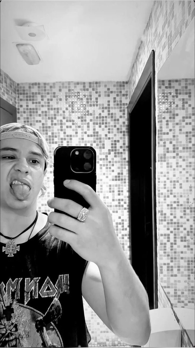 mmultitud's tweet photo. creo q le gusta sacarse fotos asi https://t.co/23mtVfxI0S