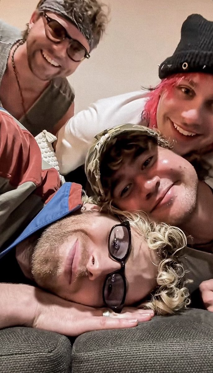 moodswiings's tweet photo. i can’t think about 5sos bffism for too long bc i’ll start crying but it makes me so happy how obvious it is that they’re genuinely best friends ☹️☹️ https://t.co/M4bxpOYC3w