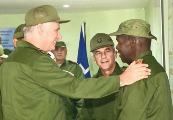 RadioHabanaCuba's tweet photo. #LaPatriaSeDefiende 🇨🇺 El presidente @DiazCanelB participó este viernes en actividades de preparación en el Consejo de Defensa de Zona, en Capdevila-Altahabana, en #LaHabana, durante el #DíaNacionalDeLaDefensa.
https://t.co/hG9iRPQGBR https://t.co/2IECHVk4EE