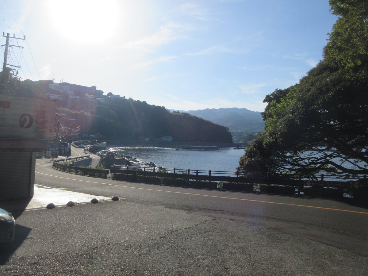 hikisimousa's tweet photo. ペニンシュラ真鶴⑥、うに清ヘアピン。
半島先端部の、森の中のダウンヒルを抜けると現れる。
ここからは東側に相模湾を見ながら、港町を走り抜ける事になる。
頭文字ＤＡＣでも、コーナー付近の干物屋を含めて、うに清（実在店舗）も見事に再現されている。
＃ＭＦＧ活　＃頭文字ＤＡＣ紀行 https://t.co/gI2SX86Nao