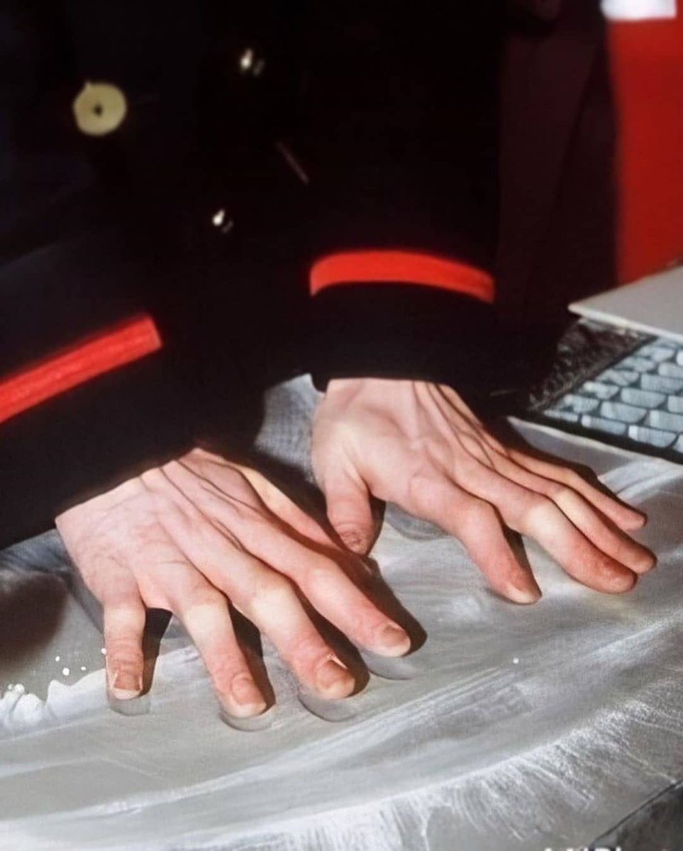 thr1tened's tweet photo. im so attracted to this mans hands can we have a minute to talk abt them please https://t.co/rt7JqJf78I