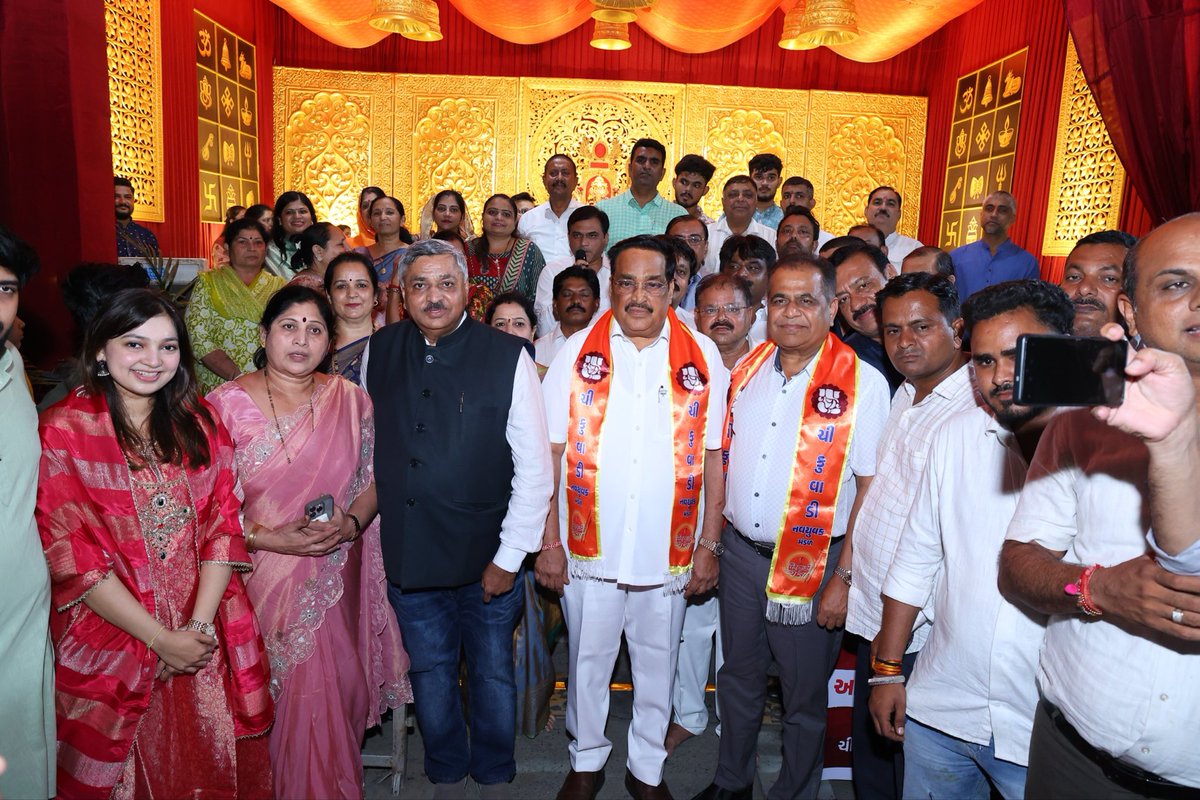 PareshPatelbjp1's tweet photo. ઉધના સ્થિત ચીકુવાડી સોસાયટી ખાતે ચીકુવાડી નવયુવક મંડળ દ્વારા આયોજિત ગ���ેશોત્સવમાં બિરાજમાન ‘ચીકુવાડીચા રાજા’ની આરતી કરવાનો પાવન અવસર માનનીય કેન્દ્રીય જળશક્તિ મંત્રી શ્રી સી આર પાટીલ સાહેબની વિશેષ ઉપસ્થિતિ વચ્ચે પ્રાપ્ત થયો. https://t.co/usCT06d17R