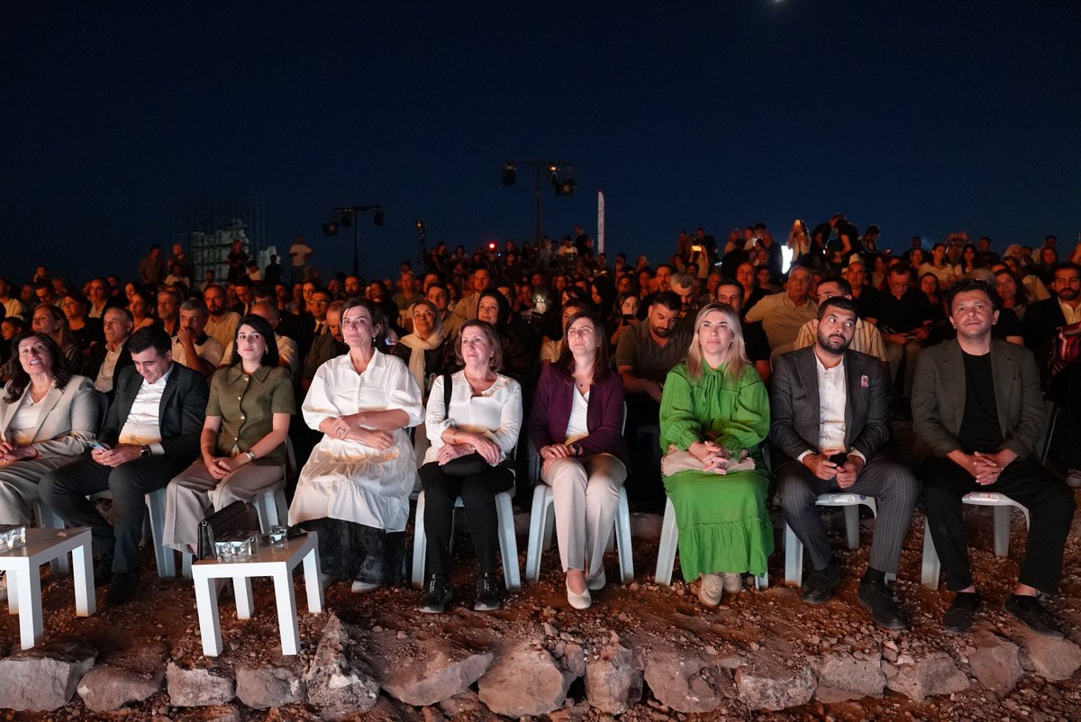 diyarbakirbld's tweet photo. 🎶 Eşbaşkanımız Bucak Zerzevan Kalesi’nde Düzenlenen Konsere Katıldı

📌 Eşbaşkanımız Serra Bucak, Diyarbakır Tanıtma Kültür ve Yardımlaşma Vakfı (DİTAV) tarafından düzenlenen ve Çukurova Devlet Konservatuvarı Senfoni Orkestrası’nın sahne aldığı “Diyarbakır Türküleri” konserine katıldı. Tarihi Zerzevan Kalesi’nin atmosferinde gerçekleştirilen etkinliğe milletvekilleri, siyasetçiler ve çok sayıda yurttaş katıldı. Konser, katılımcılardan yoğun ilgi gördü.

🎶 Hevşaredara Me Li Qesra Zerzevanê Beşdarî Konserê Bû

📌 Hevşaredara me Serra Bucak tevlî konsera "Stranên Amedê" bû ku ji aliyê Weqfa Pêşxistin, Kultur û Alîkariyê ya Amedê (DİTAV) ve hat lidarxistin û Orkestra Senfoniyê ya Konservatuvara Dewletê ya Çukurovayê derket ser sehneyê. Çalakiya ku di atmosfera Qesra Zerzevanê ya dîrokî de hat kirin, parlamenter, siyasetmedar û gelek welatî tevlî bûn. Konserê ji aliyê beşdaran ve eleqeyeke mezin dît.

🎶 Hemşaredara Ma Bucak Beşdarê Konserî Bîye Ke Kelaya Zerzevanî De Ame Organîzekerdiş

📌 Hemşaredara ma Serra Bucak, beşdarê konserê "Deyîrê Amedî" bîye ke hetê Weqfê Daşinasnayîş, Kultur û Hetkarîye yê Amedî (DÎTAV) ra ame organîzekerdiş û Orkestraya Senfonî ya Konserwatuwarê Dewlete yê Çukurovayî vejîyaye sehne. Çalakî de ke atmosferê Kelaya Zerzevanî ya tarîxîye de ameye kerdiş, parlamenterî, sîyasetmedarî û zaf hemwelatîyî beşdar bîyî. Konserî hetê beşdaran ra eleqeyêko gird dî.

#Diyarbakır #Amed #ZerzevanKalesi