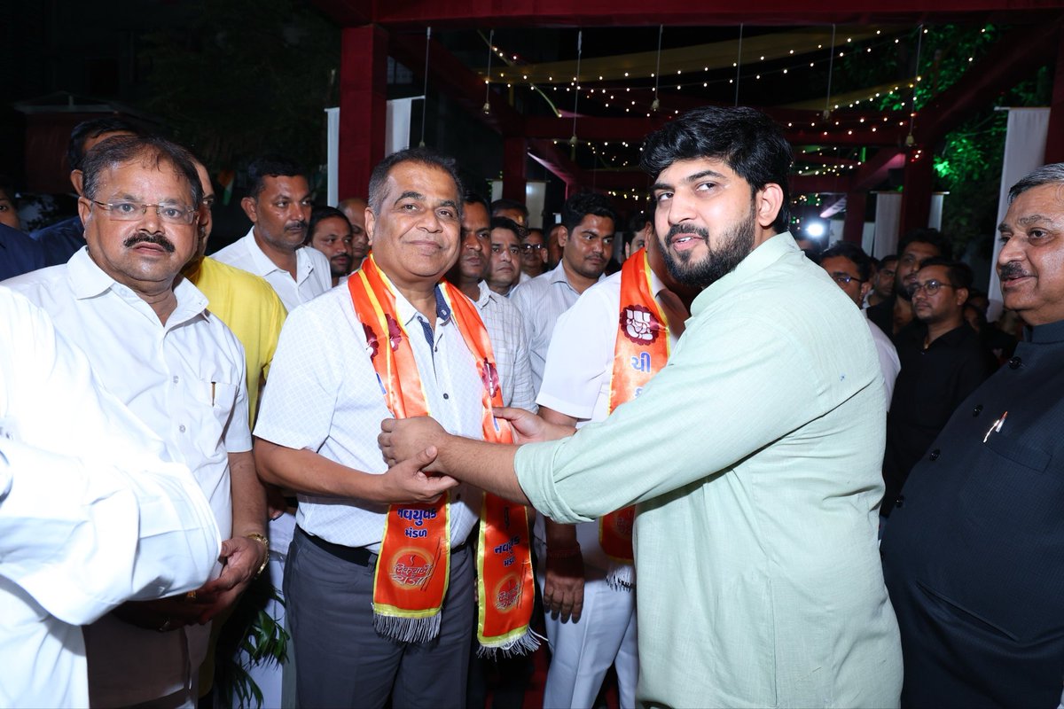 PareshPatelbjp1's tweet photo. આ પવિત્ર પ્રસંગે વિઘ્નહર્તા શ્રી ગણેશજીના ચરણોમાં સૌના સુખ, શાંતિ, સમૃદ્ધિ અને સર્વાંગી કલ્યાણની પ્રાર્થના કરી.

આ સુંદર આયોજન બદલ શ્રી છોટુભાઈ પાટીલ તથા ચીકુવાડી નવયુવક મંડળના તમામ કાર્યકરોને અભિનંદન.

#GanpatiBappaMorya #ChikuwadiChaRaja #Udhna #Surat https://t.co/s0qQIVvzCX