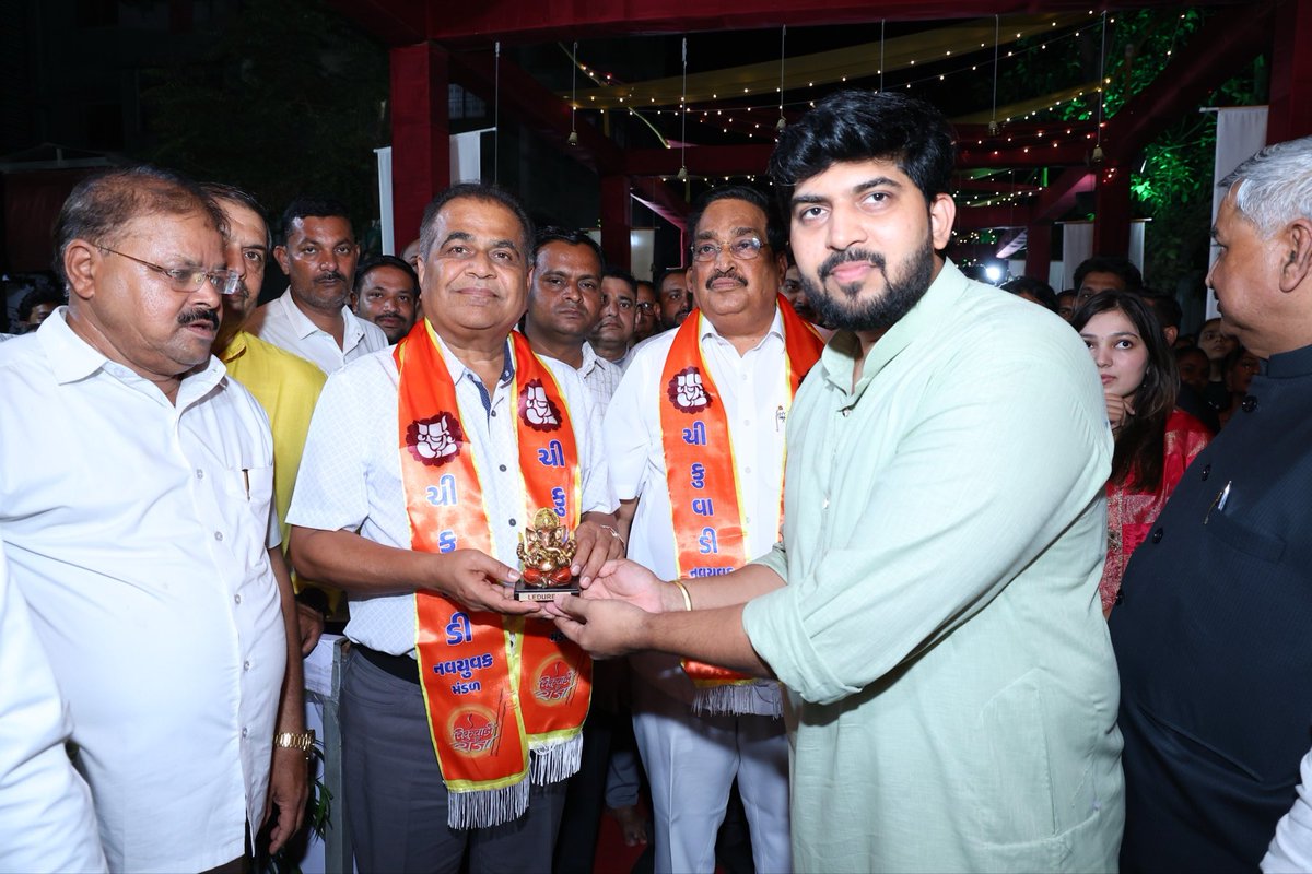 PareshPatelbjp1's tweet photo. આ પવિત્ર પ્રસંગે વિઘ્નહર્તા શ્રી ગણેશજીના ચરણોમાં સૌના સુખ, શાંતિ, સમૃદ્ધિ અને સર્વાંગી કલ્યાણની પ્રાર્થના કરી.

આ સુંદર આયોજન બદલ શ્રી છોટુભાઈ પાટીલ તથા ચીકુવાડી નવયુવક મંડળના તમામ કાર્યકરોને અભિનંદન.

#GanpatiBappaMorya #ChikuwadiChaRaja #Udhna #Surat https://t.co/s0qQIVvzCX