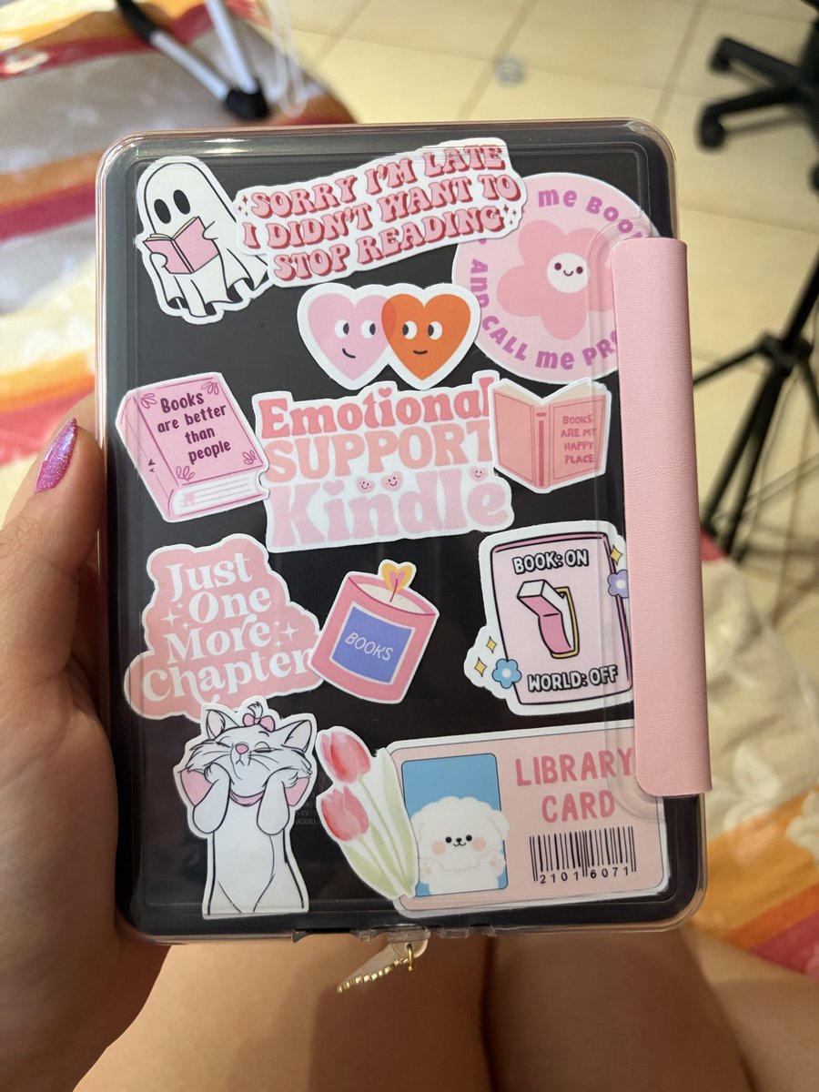 helbookS2's tweet photo. Personalizei ontem meu Kindle, estou apaixonada 😭🌟
Só que descobri que essa capinha não ativa o Kindle quando abre, mas relevamos
#booktwt https://t.co/RGkPisyMlL