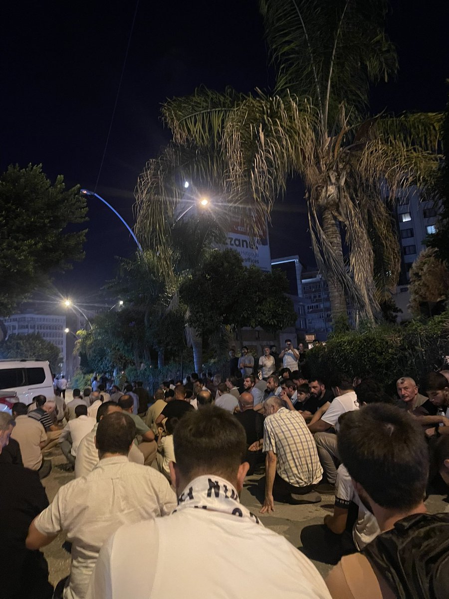 meryemcee01's tweet photo. Bu görüntü normalleştirilemez!

Yolu kesilen, coplanan, darp edilen ve sonunda yol ortasında namaz kılmaya zorlanan insanlar…

Bir ülkede Müslümanların ibadet etmek için camiye gidişinin önü hangi gerekçeyle kesilebilir?

Yer : Adana

AdanaEmniyetinden Müdahale 
#AdanaEmniyeti https://t.co/s1paC6qtbS