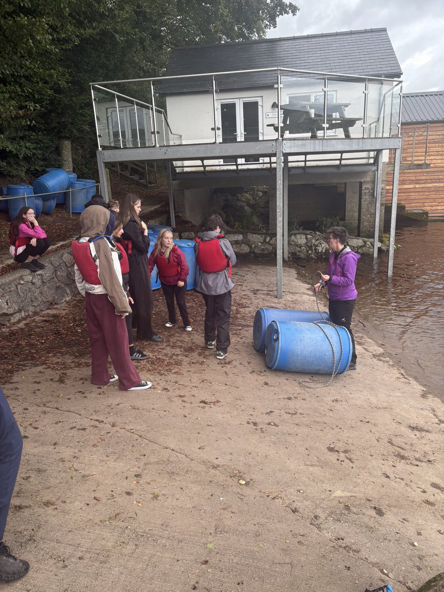 ChcCymraeg's tweet photo. Dydd Sadwrn activity 5 - Adeiladu Rafft https://t.co/90ezRpkUb1