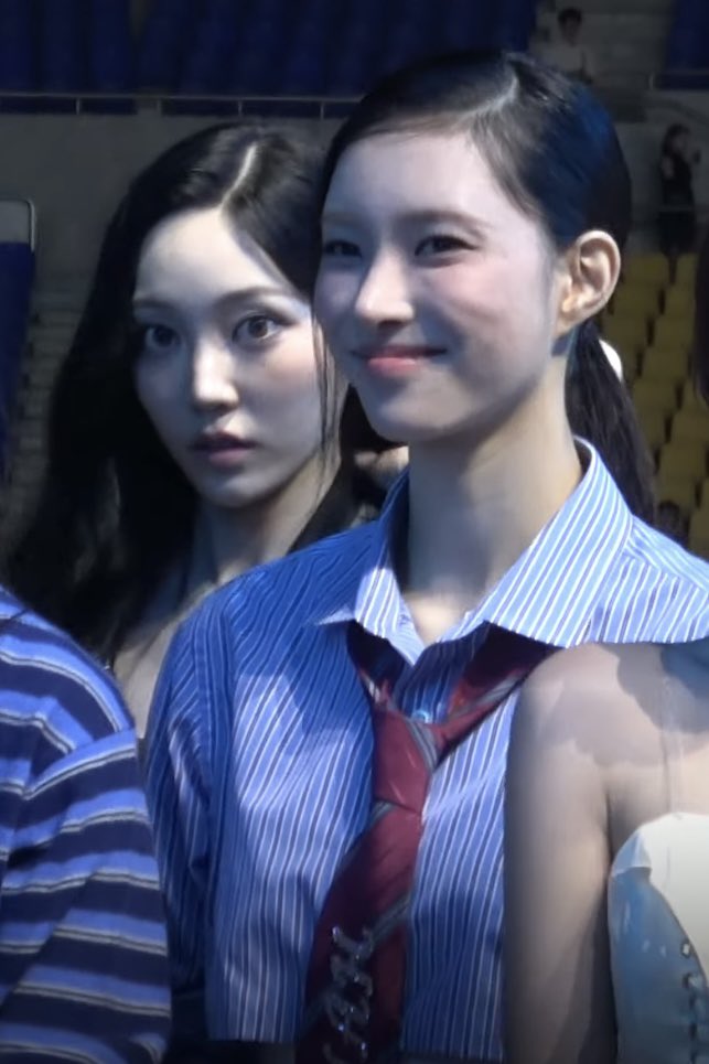 yunjukaz's tweet photo. youngseo and yunah in the same frame #daymade https://t.co/tSLOYXaGb7