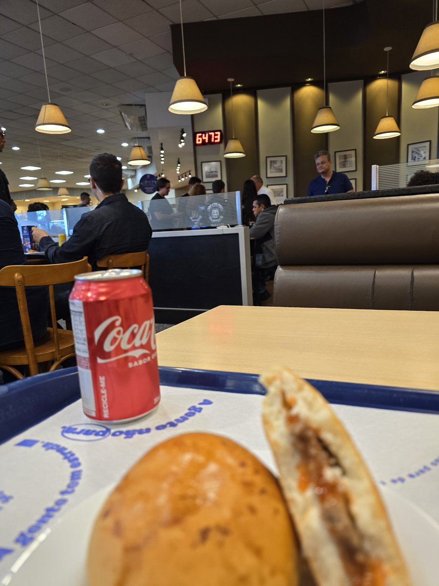 principevidane's tweet photo. Encontrei o vice-presidente no GRAAL. Comecei minha luta pra incluir gemidos no hino nacional. Ele se emocionou com minhas propostas. Aguardem novidades.

Obrigado Gugu 🙏 https://t.co/5gkglsP0La