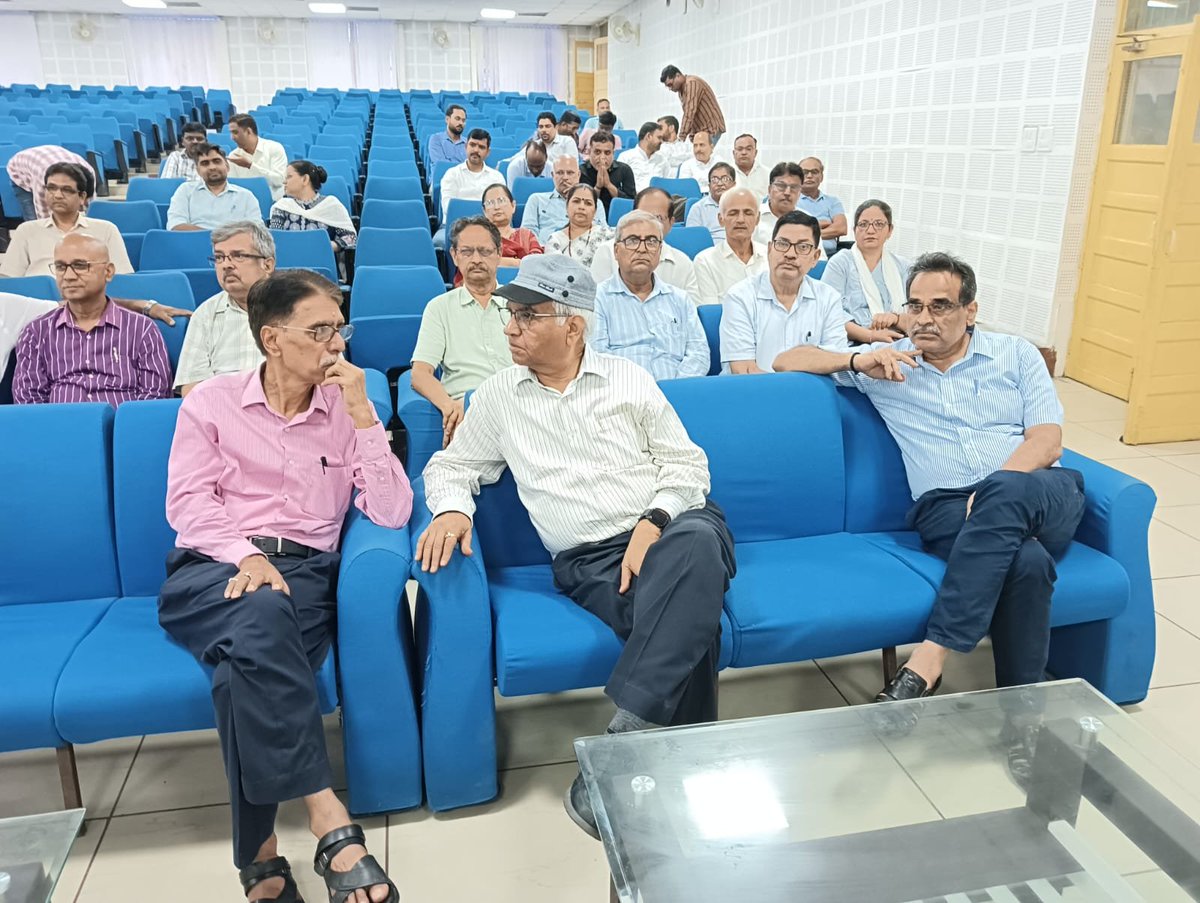 Director_ISc's tweet photo. @DeanScienceBHU @VCofficeBHU @bhupro @registrarbhu @studentsIScBHU महामना हॉल में आयोजित प्रोफेसर आरसी यादव सर की शोकसभा में विज्ञान संस्थान के अनेक शिक्षकों तथा गैर शिक्षण कर्मचारियों ने अपने संस्मरण प्रस्तुत कर उन्हें भावभीनी श्रद्धांजलि अर्पित की। https://t.co/4B5MIwevMB