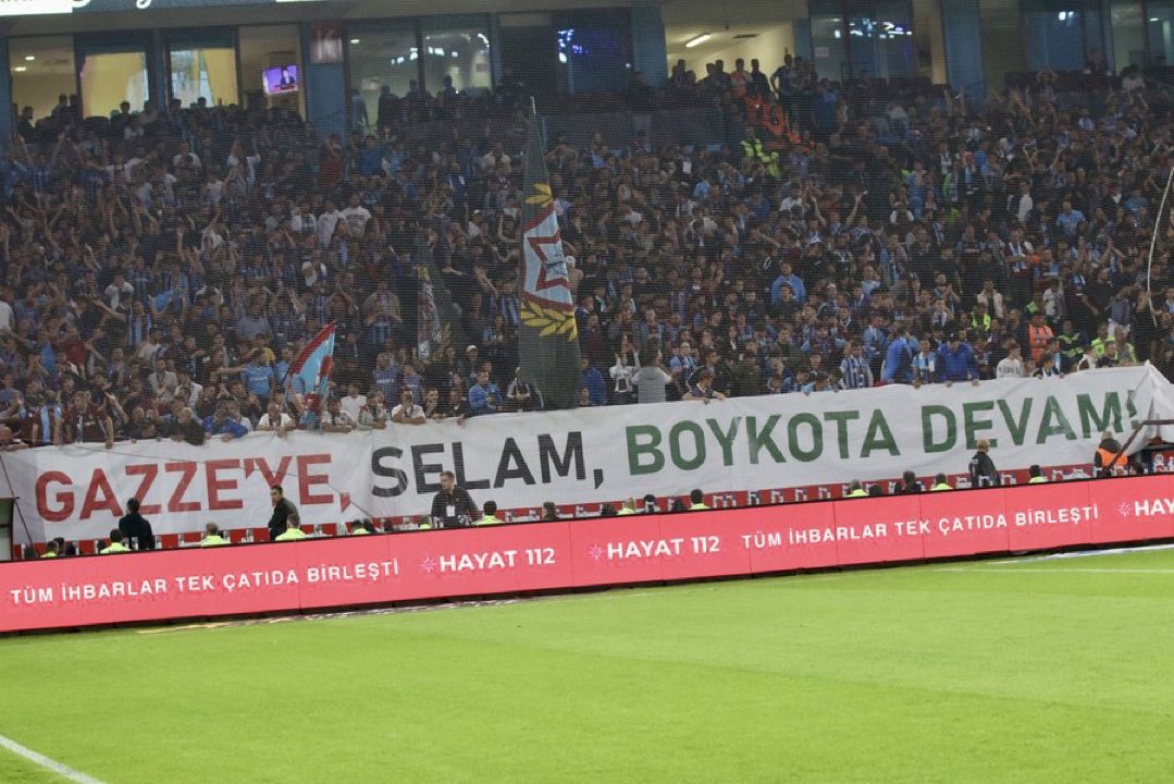 Feneristcom's tweet photo. Trabzonspor tribünleri: "Gazze'ye selam. Boykota devam." https://t.co/erI5zfYNv2