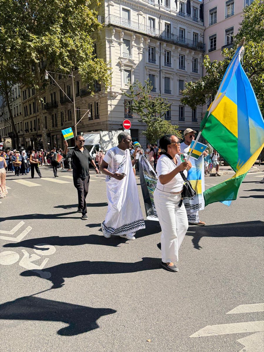 La_CRFrance's tweet photo. 🇷🇼 Le #Rwanda au cœur de Lyon aujourd’hui à l’occasion de la Fête de la Bannière !
Nos couleurs, notre culture, notre fierté, portées avec joie dans les rues de Lyon. 💙💛💚
Bravo à toute la communauté mobilisée pour faire rayonner le Rwanda ! 🇷🇼✨
#Rwanda #Lyon #DiasporaRwandaise #CRFrance