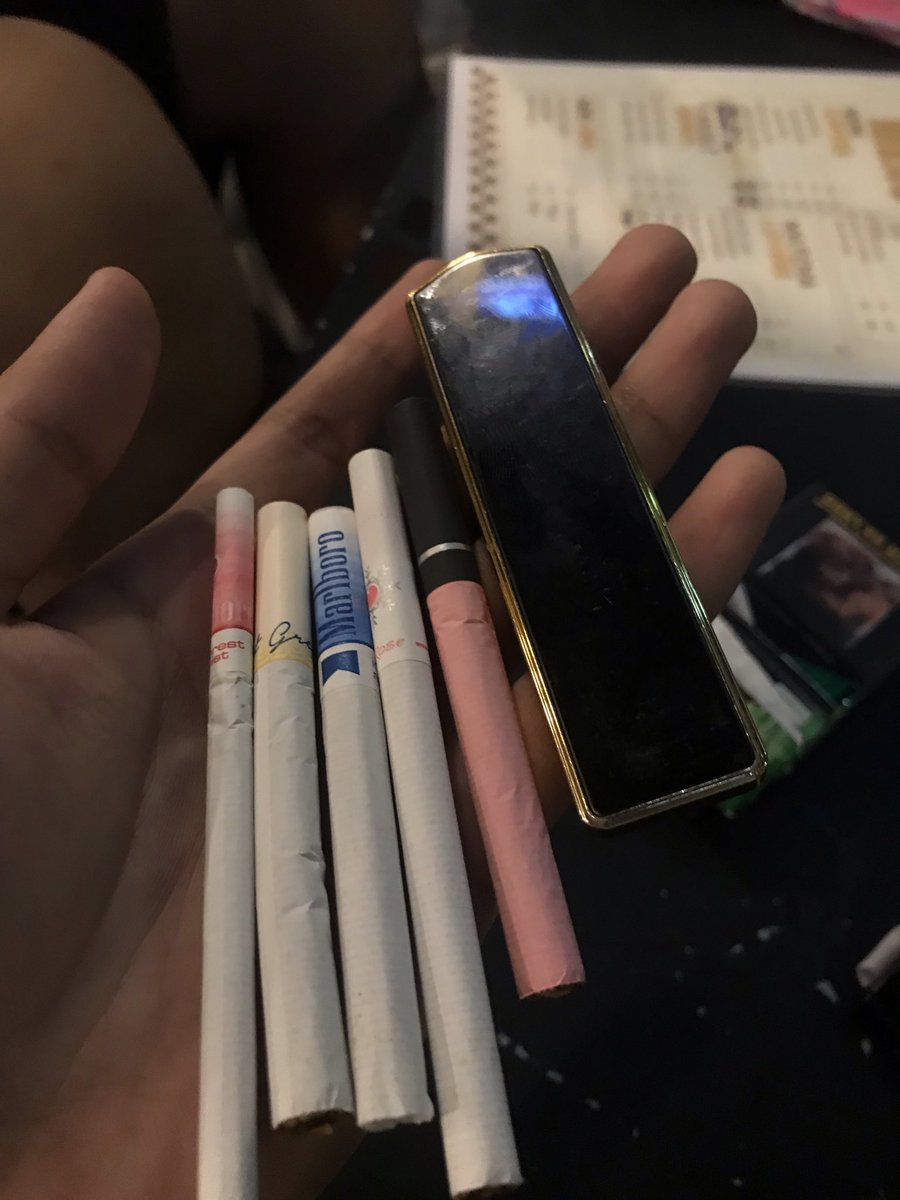 Unfrgtbleo's tweet photo. ang masasabi ko lang is:
overhyped ang la rose
ang sarap ng vista slims
lasang yogurt ung yellow
at pure despair yung pink na may black
syempre oh numba 1 ang mb
#yositwt https://t.co/6LHiQsbZ4o