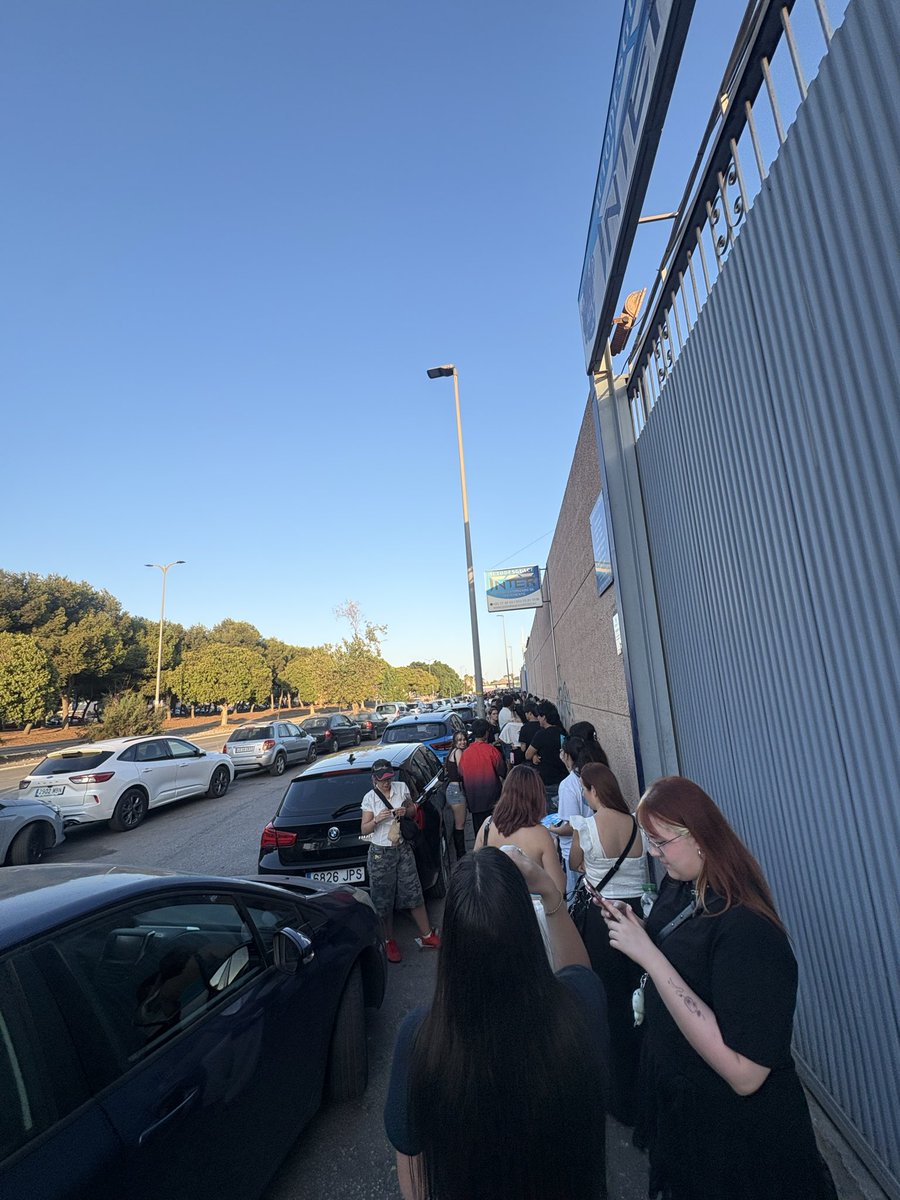 kpxerika's tweet photo. una cola kilométrica para entrar al kbeat para COGER LAS PULSERAS de un evento que se supone que empieza en 3 minutos, no sé si reírme o llorar https://t.co/ktLVGy1HnB
