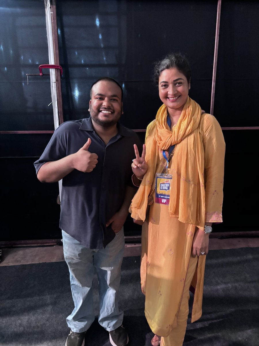 LambaAlka's tweet photo. आज इंदौर में छात्रों ने खूब मज़े लिए - 😍
किसके मज़े लिए यह बात तो अंधभक्त भी बताते हुए शरमायेंगे 😃.
#ChhtronKiGoonj with @RahulGandhi 🇮🇳❤️👍 https://t.co/z8NtyArTCW