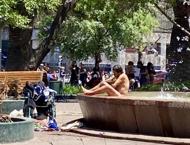 AndresAxel1985's tweet photo. @LucaRoco9x @lesliona Los Santiaguinos construimos esta ciudad. Con la inmigración caribeña y haitiana se está destruyendo: La Plaza de Armas en un antro de putas, delincuentes, fritangas, olor a meado, travestis, mendigos, sicarios, drogas y mucho más. https://t.co/Mj07xEFMQo