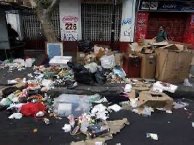AndresAxel1985's tweet photo. @LucaRoco9x @lesliona Los Santiaguinos construimos esta ciudad. Con la inmigración caribeña y haitiana se está destruyendo: La Plaza de Armas en un antro de putas, delincuentes, fritangas, olor a meado, travestis, mendigos, sicarios, drogas y mucho más. https://t.co/Mj07xEFMQo