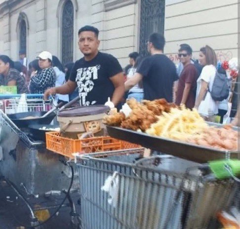 AndresAxel1985's tweet photo. @LucaRoco9x @lesliona Los Santiaguinos construimos esta ciudad. Con la inmigración caribeña y haitiana se está destruyendo: La Plaza de Armas en un antro de putas, delincuentes, fritangas, olor a meado, travestis, mendigos, sicarios, drogas y mucho más. https://t.co/Mj07xEFMQo