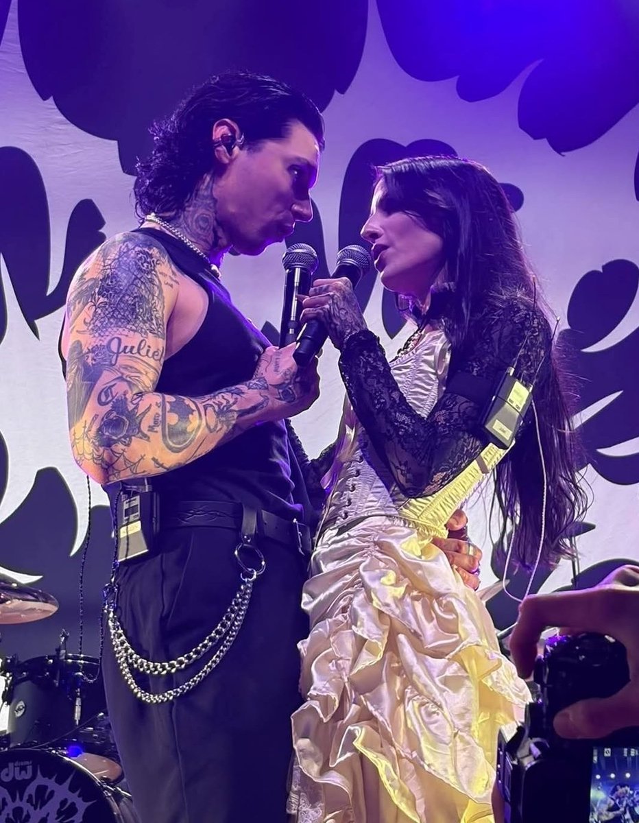 Sweeney_Bleeder's tweet photo. BLACK VEIL BRIDES 
   VINDICATOUR II 
       Nashville, TN

Credits:@/ lisathorpe

@blackveilbrides 
@GhostWhoHaunts 
#VINDICATOURII https://t.co/QRVu1zxjUJ