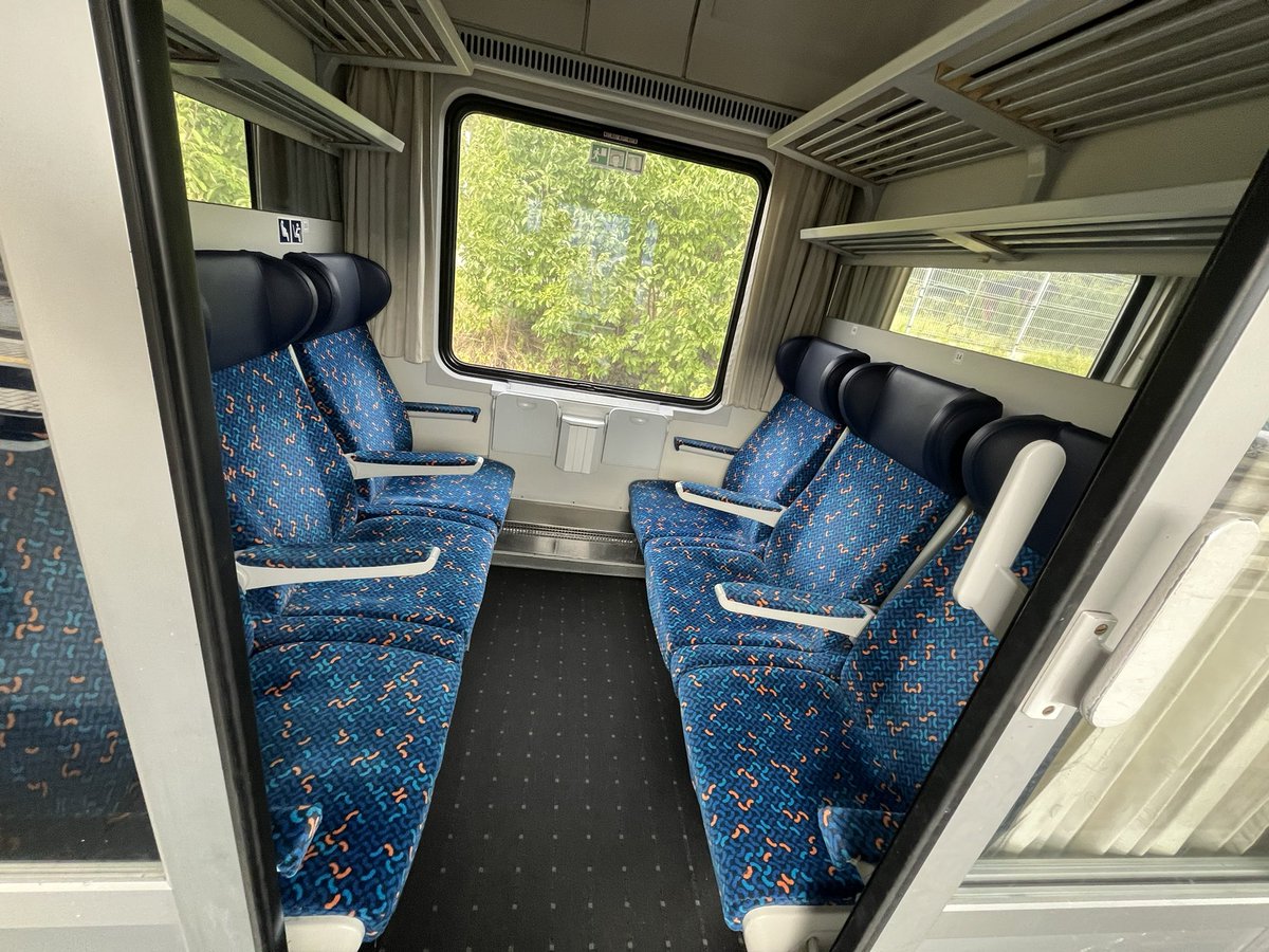 ikkakushika's tweet photo. タクシー捕まらずバス乗り損ねたので徒歩で2kmほど先の駅へ。憧れの？チェコ鉄道の旅でプラハに向かいます。一等車で予約したのですが、ない編成になっていてかわりにコンパートメント独占でした。３枚目は到着後に撮影 https://t.co/WAlBFQFqaw