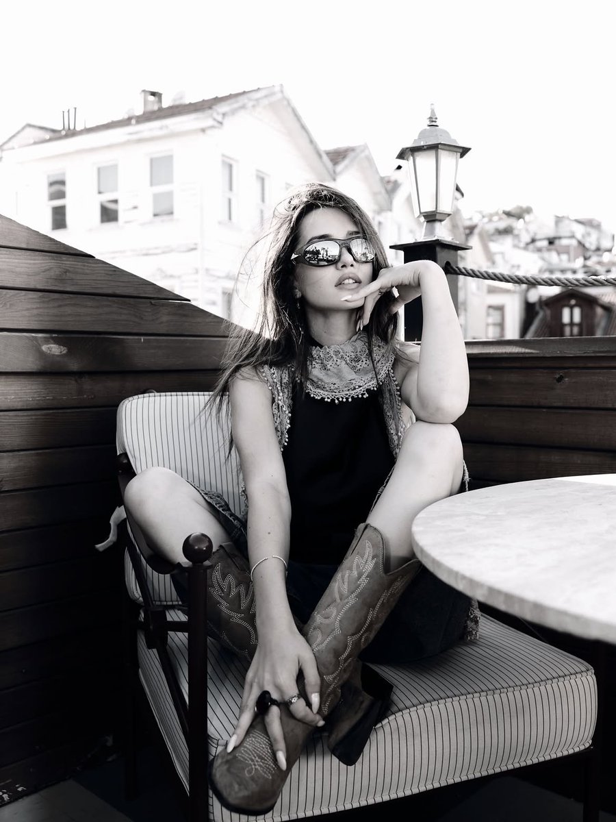 ilsuxoxo's tweet photo. Mother is Mothering❤️‍🔥
DAMN SO HOTT🤌
#IlsuDemirci #Arafta #İlsuDemirci https://t.co/CYOH5WpKig