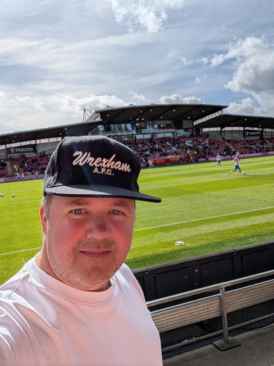 cmcc41e's tweet photo. Before the game, I predicted 1-1. I thought that would've been a fair result. Wxm played alright in the 1st half, come the 2nd it was awful. One style of play, cross it in to four 6'4 defenders, but then out of the blue, Ekomie again, great timing and a fantastic end result! 🔴⚪ https://t.co/kmUbhb9d3k