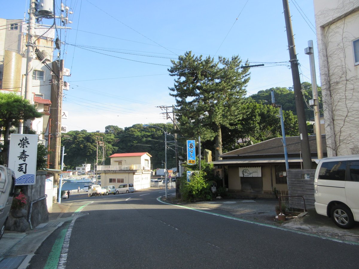 hikisimousa's tweet photo. うに清の先の、堤防区間の左カーブ。原作ではここで溝を使う。
頭文字ＤＡＣの真鶴コースでも、唯一存在するミゾ落としポイント。
そして真鶴港を抜け、登り坂の手前にある葵コーナー。
葵すしが名前の由来だが、この辺りは寿司店が多い。
＃ＭＦＧ活　＃頭文字ＤＡＣ紀行 https://t.co/Io1kqrZTrp