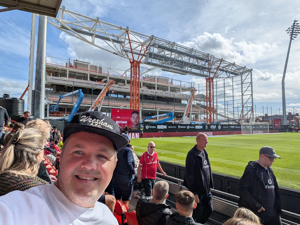cmcc41e's tweet photo. Before the game, I predicted 1-1. I thought that would've been a fair result. Wxm played alright in the 1st half, come the 2nd it was awful. One style of play, cross it in to four 6'4 defenders, but then out of the blue, Ekomie again, great timing and a fantastic end result! 🔴⚪ https://t.co/kmUbhb9d3k