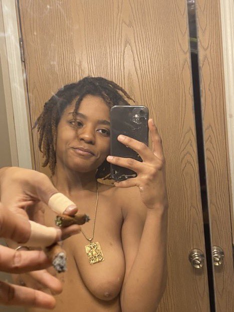 sexxyteed's tweet photo. Smoke wit me fuck wit me puff wit me 

#CTfreaks #connecticutmeets

#sneakylink #weed https://t.co/WS7hp3dOnb