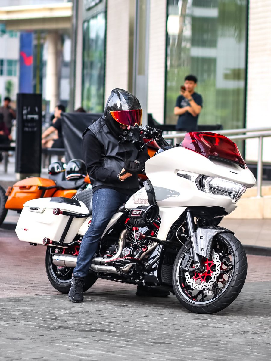 DaveRinderle's tweet photo. Champagne Harley-Davidson https://t.co/5zy68WxiqJ
