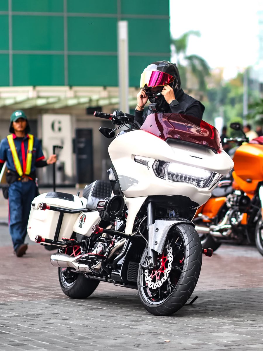 DaveRinderle's tweet photo. Champagne Harley-Davidson https://t.co/5zy68WxiqJ