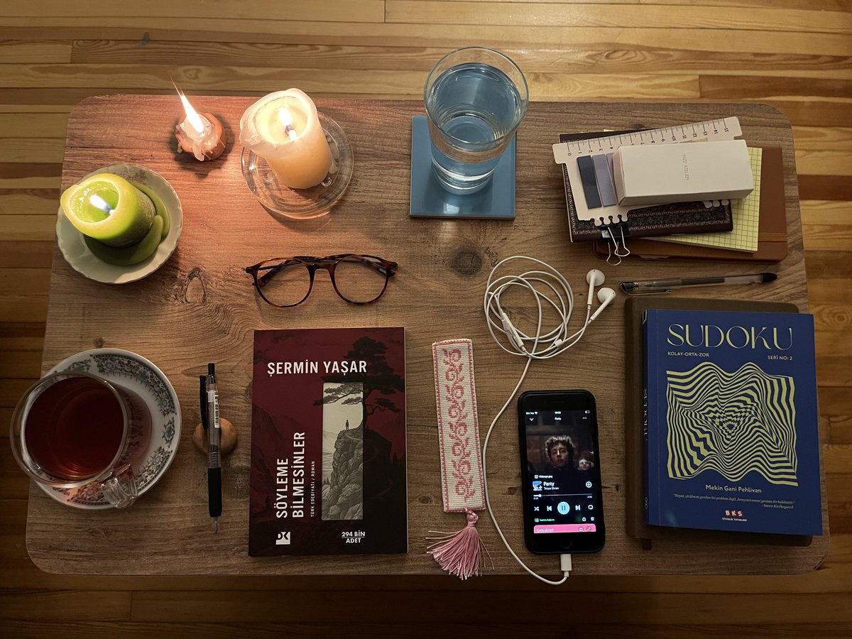 nevzsblog's tweet photo. night reading :> https://t.co/32DyktetET