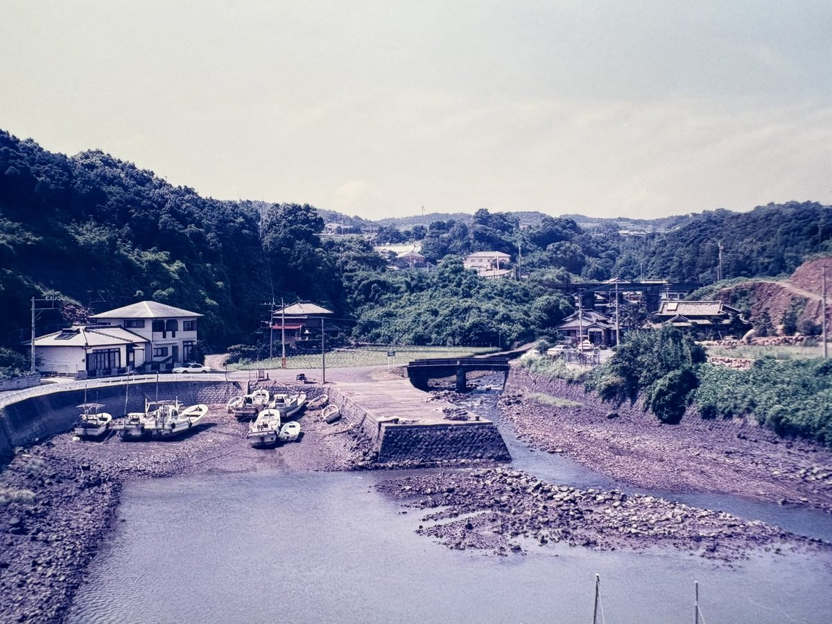 rokube_ko's tweet photo. 1998年夏
長崎本線•小長井〜長里
駅間歩行
小さな集落と入江と漁船の光景。
本当良い。

#ロクビー庫九州 https://t.co/VW14BxAvFg