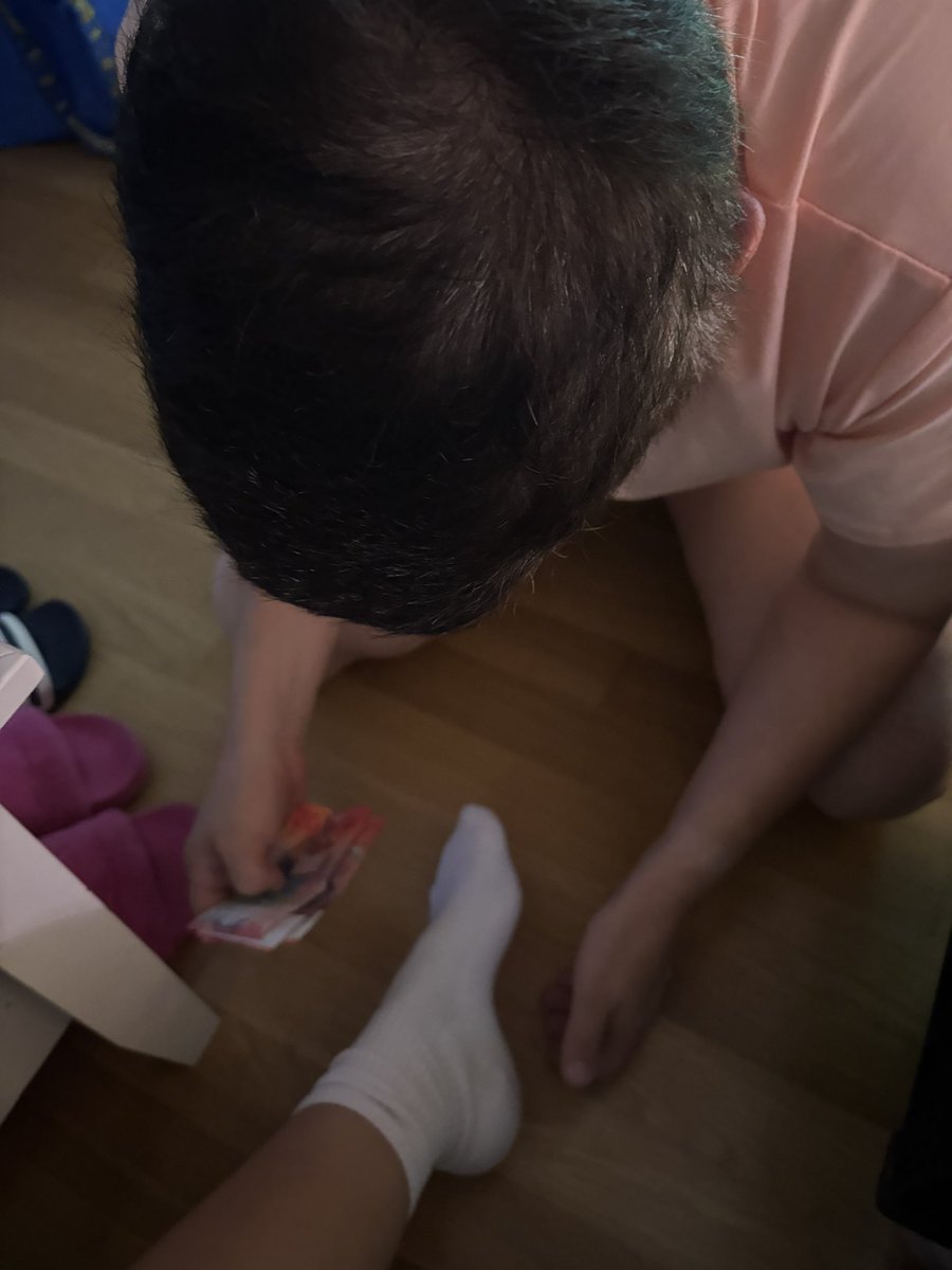 HerrinMela's tweet photo. Unser braves Würmchen musste heute fast 10h die Wohnung putzen und durfte danach noch Kleingeld abdrücken 😝
@echter_loser https://t.co/X45xQn2wG3
